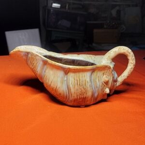 Elegant Shell-Shaped Cream and Brown Gravy Boat/Planter